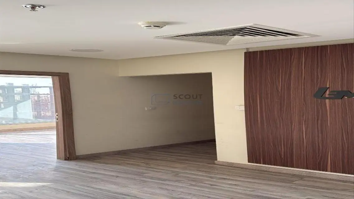 للايجار مساحه 78م بتريفيوم سكوير علي التسعين الشما
