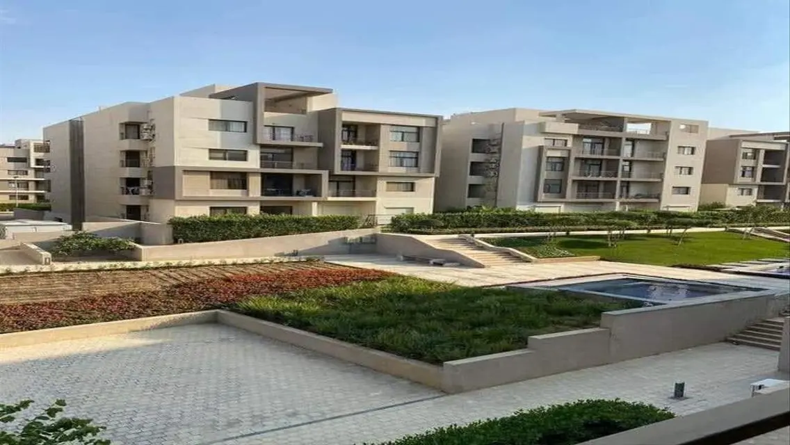 باقل مقدم شقه بحديقه متشطبه للبيع بفيفث سكوير